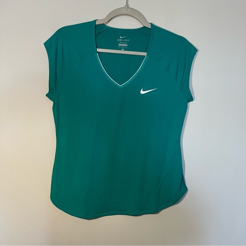 Women’s Nike green v-neck athletic short sleeve shirt size medium M